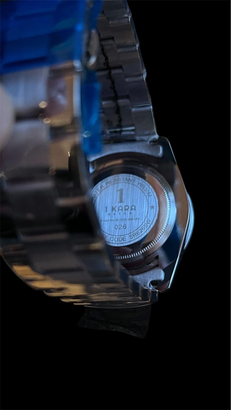 1Kara Larry – Hellblau Edition