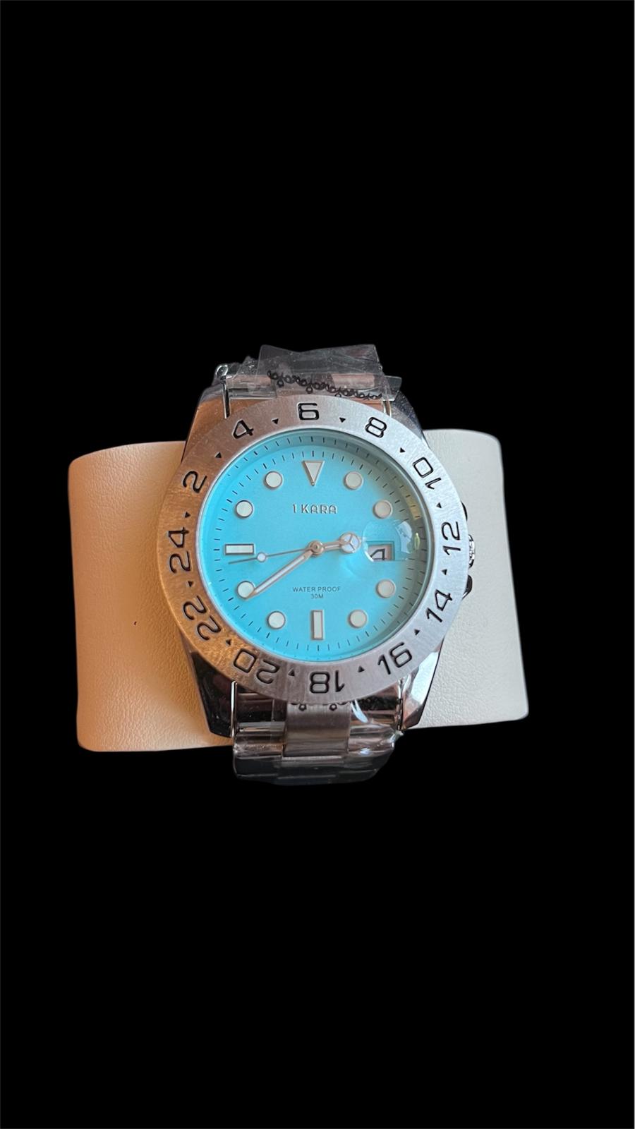 1Kara Larry – Hellblau Edition
